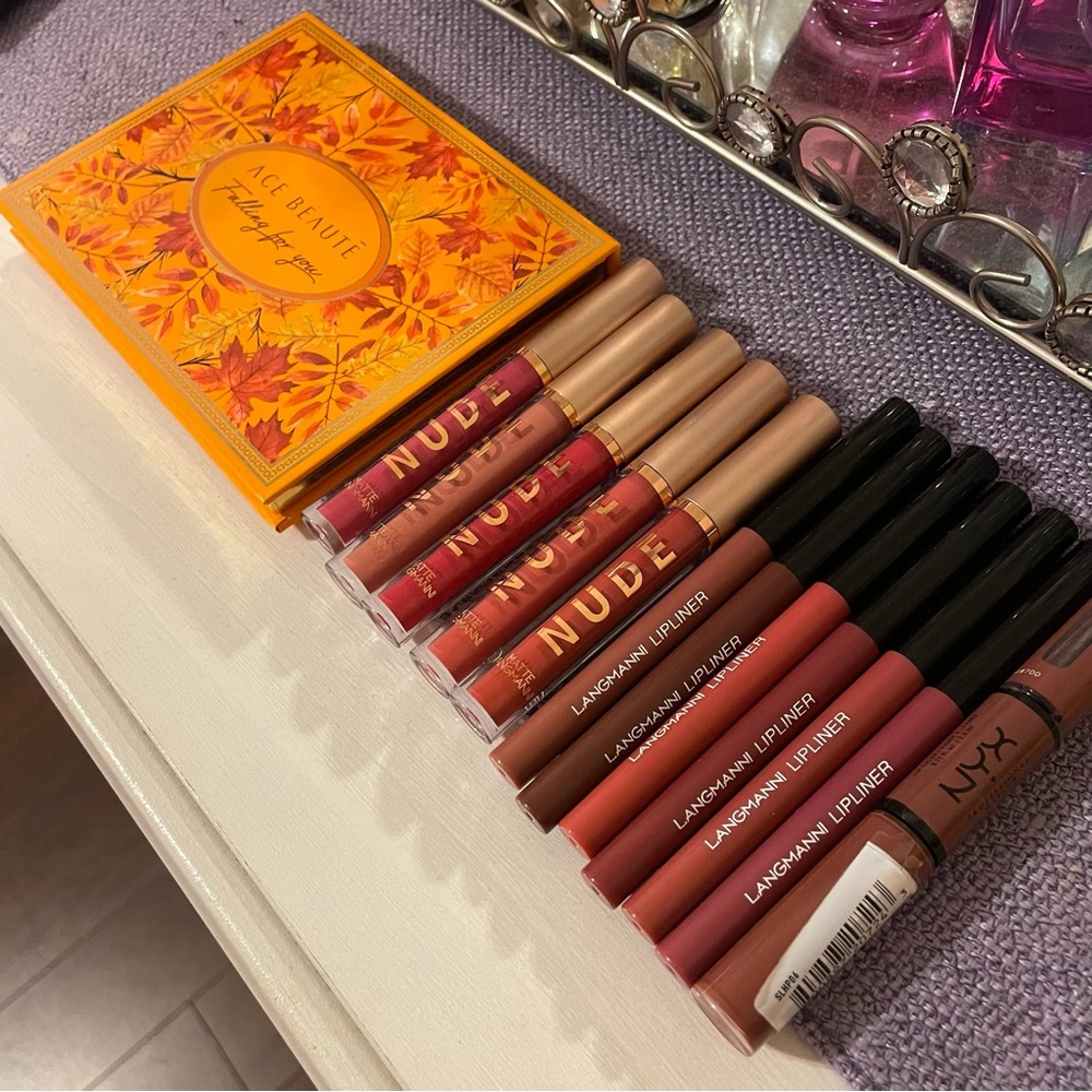 Set of Makeup (Eyeshadow-Lipsticks-Lip Liners)